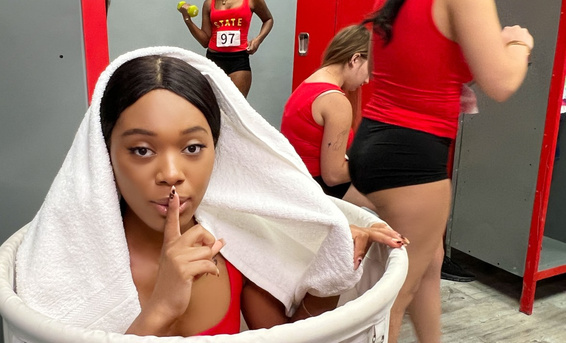 Черная спортсменка Джорни Лав незаметно ебется в раздевалке с парнем