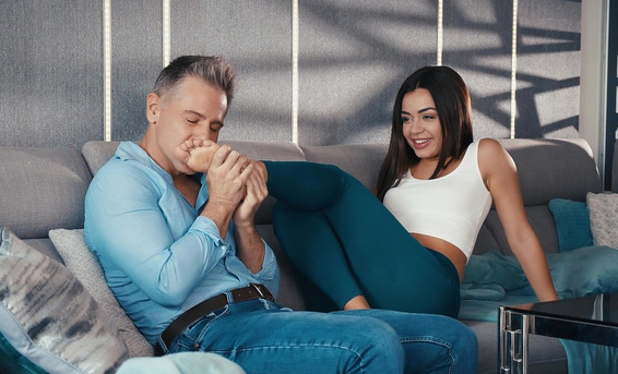 Ленивая уборщица Мартина Смеральди полирует твердый член начальника