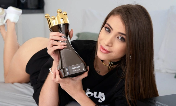 Озорная брюнетка София Смит мастурбирует с наградой от FapHouse Awards